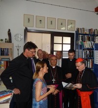 Kardinal Bozanić posjetio narodnu čitaonicu Hrvatski skup u Pučišćima
